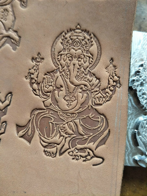 Ganesha-Muster Handgefertigte  – Unique Leather Work Bewertung und Preis